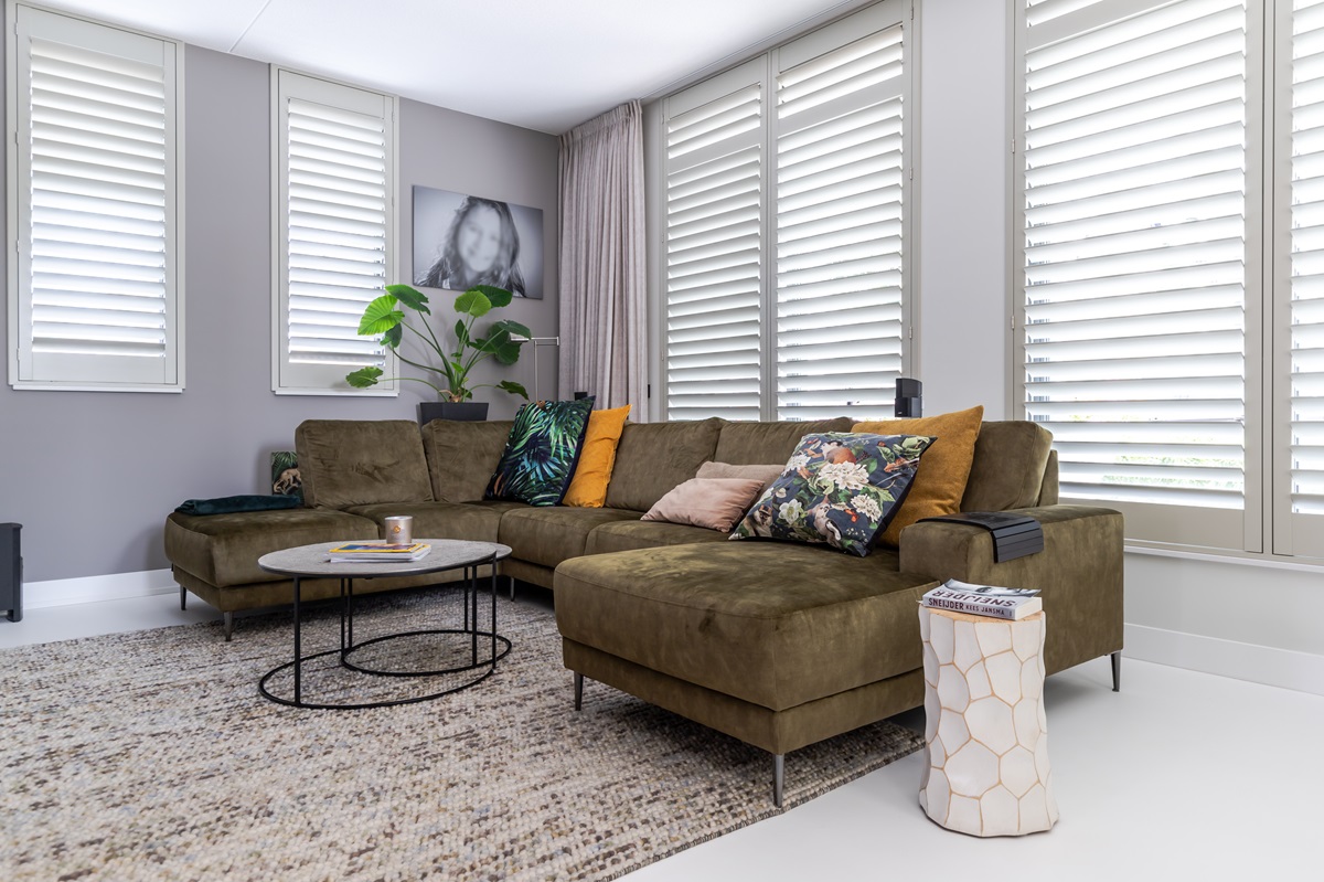 witte shutters woonkamer